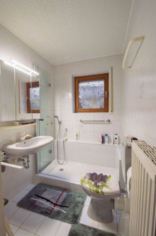 ...Duschbad Wohnhaus mit gro�em Garten in sch�ner Ortsrandlage | Einliegerwohnung | Doppelgarage