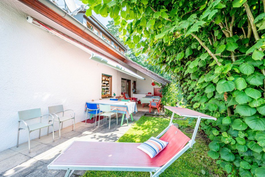 S�dansicht Wohnhaus mit �berdachter Terrasse und Markise Einfamilienhaus Althengstett