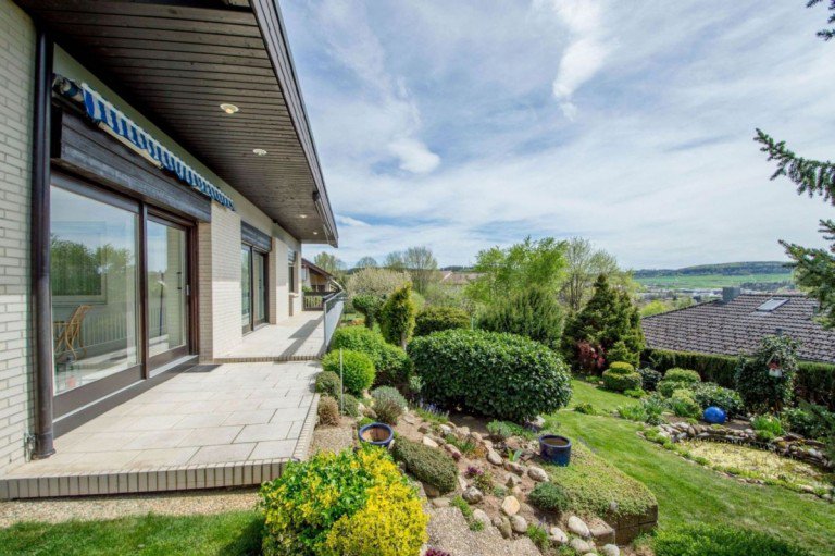Wohnhaus mit ELW in Traumlage Calw Einfamilienhaus Au�ergew�hnliches Wohnhaus mit Ausbaupotenzial in Traumlage | Einliegerwohnung | Doppelgarage