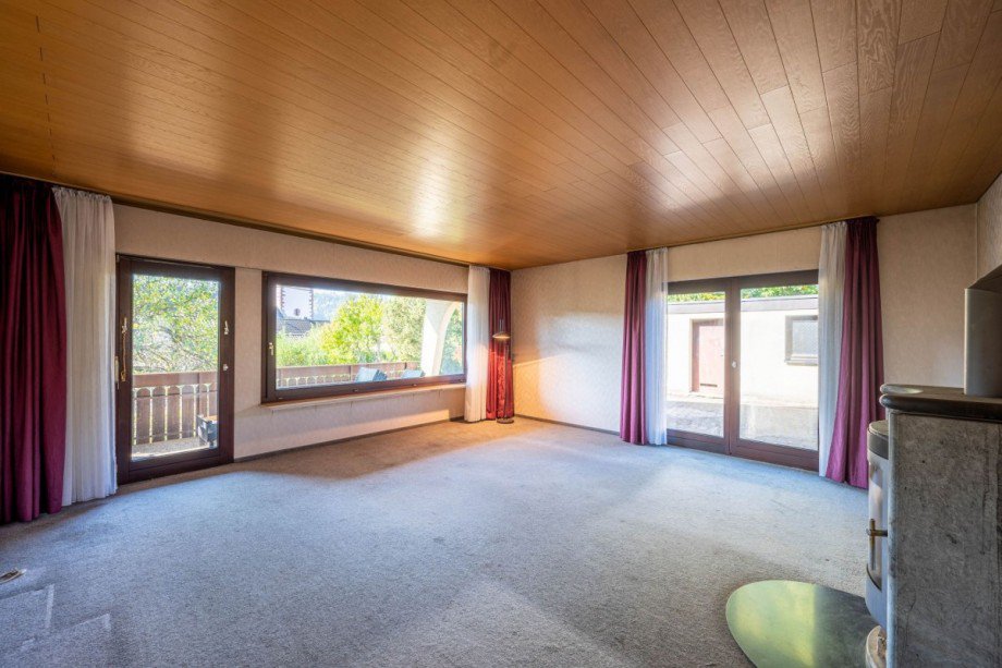 Gro�es Wohnzimmer mit Zugang zum Balkon und zur Terrasse Einfamilienhaus Ebhausen