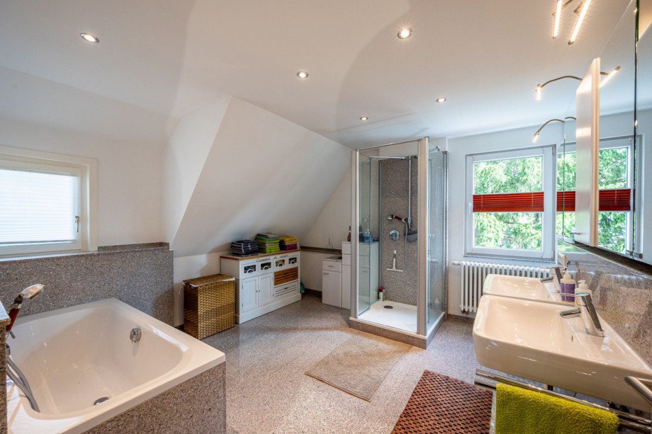 Tageslichtbad mit Dusche... Einfamilienhaus Althengstett