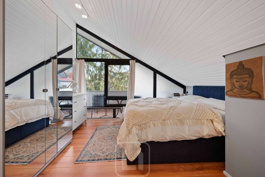 Helles Schlafzimmer | Loggia Dachgeschosswohnung Calw