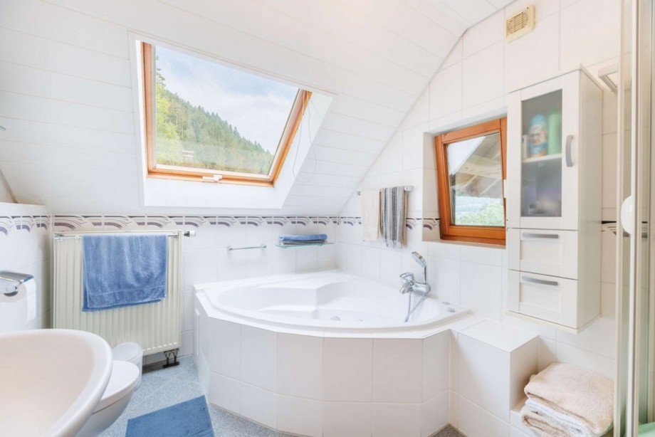 ...Eckbadewanne und... Einfamilienhaus Calw