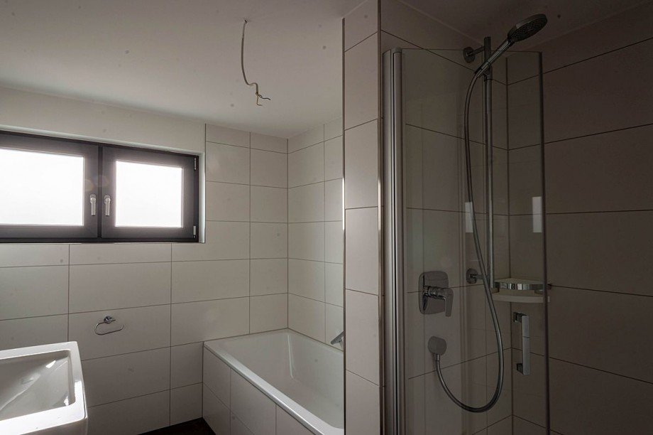 ...Dusche und Badewanne Dachgeschosswohnung Althengstett