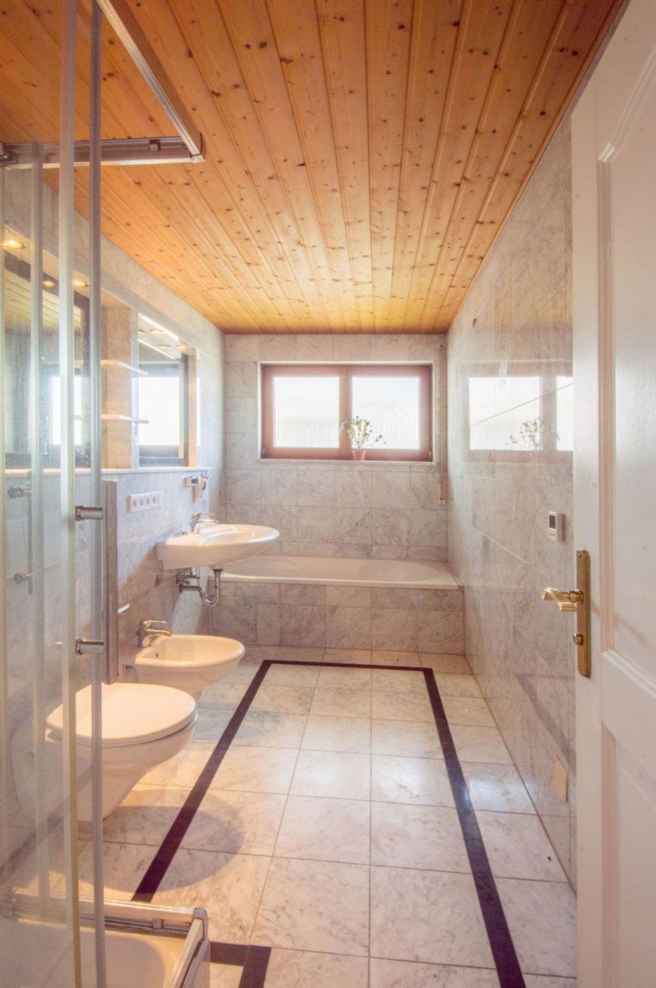 TGL-Bad mit Wanne und Dusche Mehrfamilienhaus Neuhausen