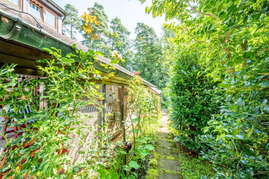 Schmaler Au�enzugang zur S�dterrasse Einfamilienhaus Althengstett