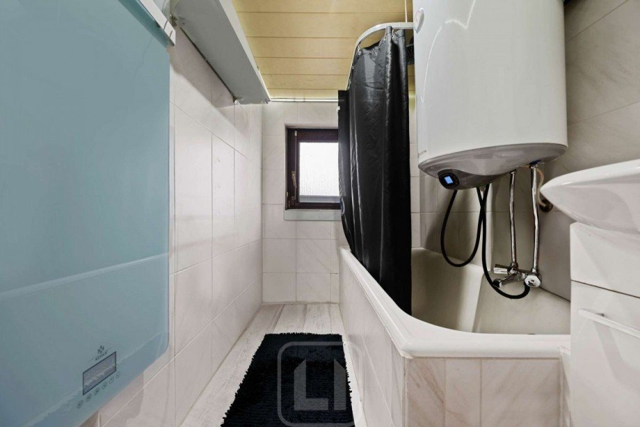 2. OG Tageslichtbad | Badewanne Mehrfamilienhaus Bad Liebenzell