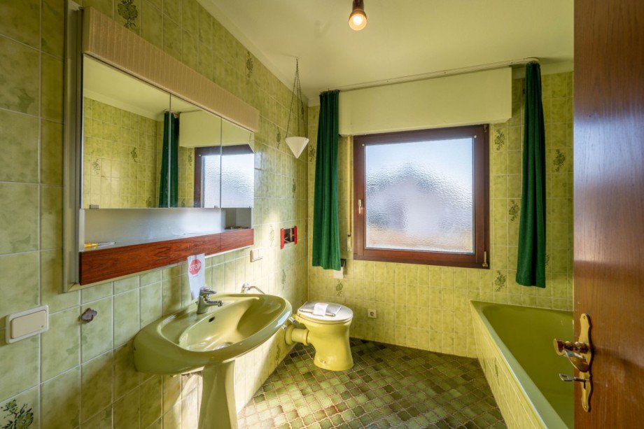 Tageslichtbad mit Wanne und Dusche Einfamilienhaus Ebhausen
