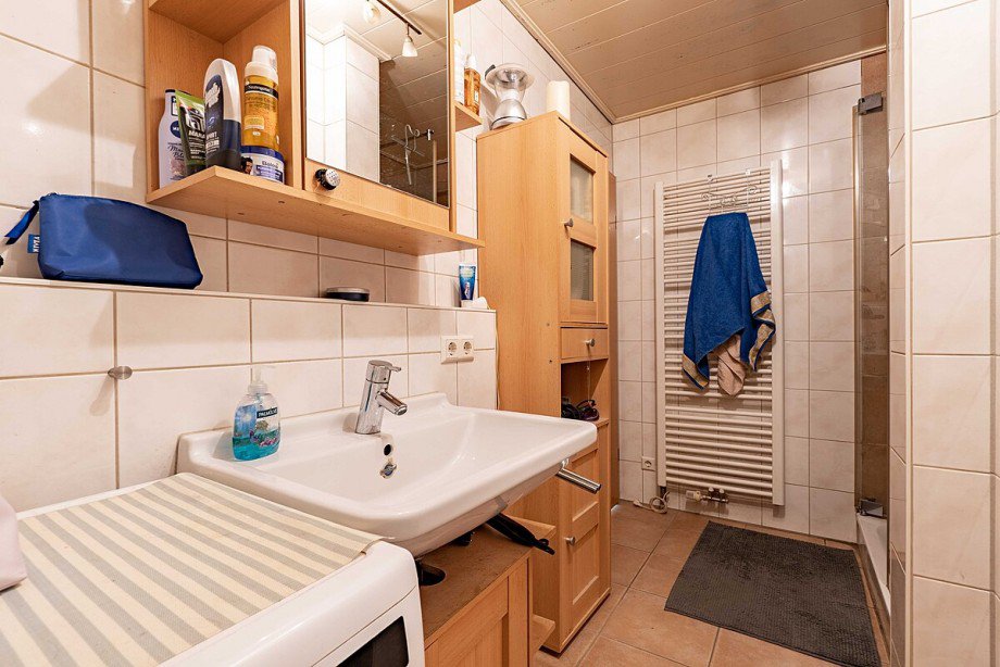 Hell gefliestes Bad mit gro�em Waschbecken... Maisonettewohnung Magstadt