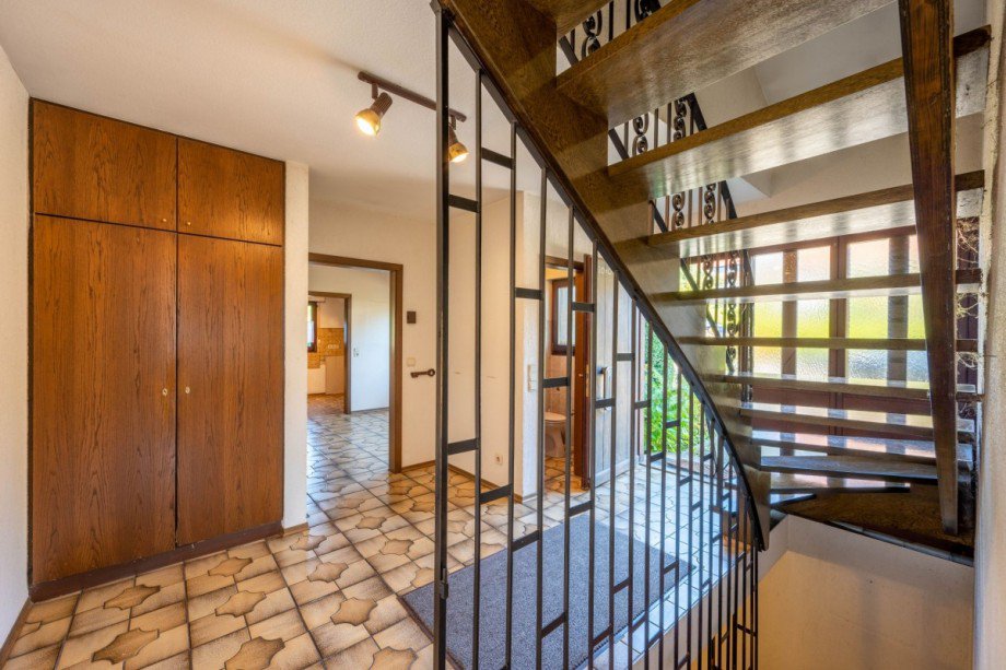 Eingangsbereich | Zugang G�ste-WC | Garderobe | Treppenhaus Einfamilienhaus Ebhausen