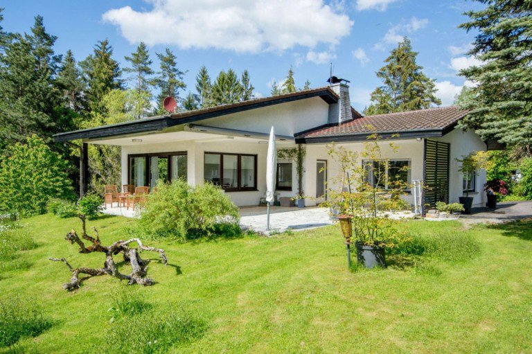 Au�enansicht Calw Einfamilienhaus Wohnen wo andere Urlaub machen | Wohnhaus mit gro�em Garten in einmaliger Waldrandlage