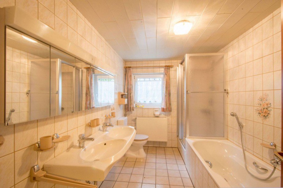 TGL-Bad mit Dusche u. Wanne UG Einfamilienhaus Calw