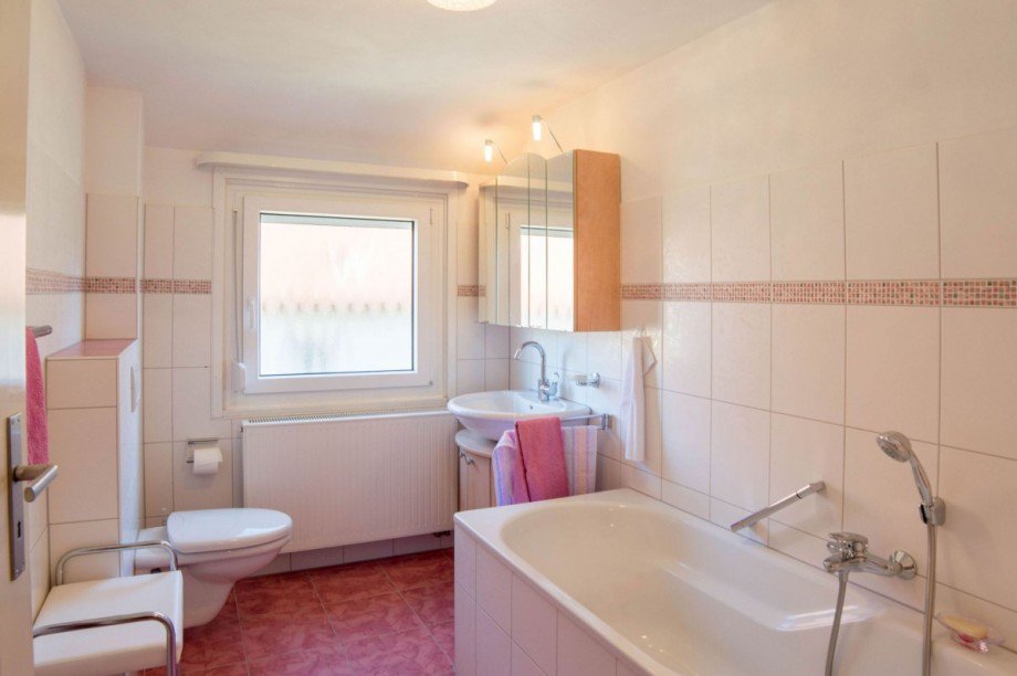 Tageslichtbad mit Wanne Zweifamilienhaus Althengstett