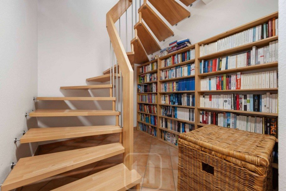 Treppe UG | Bibliothek Einfamilienhaus G�ufelden