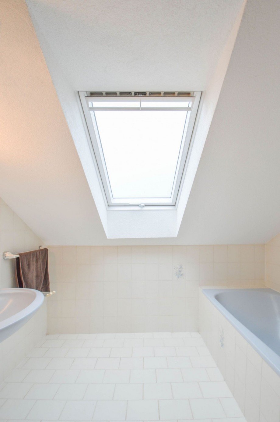 Bad m. Wanne u. Waschbecken Dachgeschosswohnung Wildberg