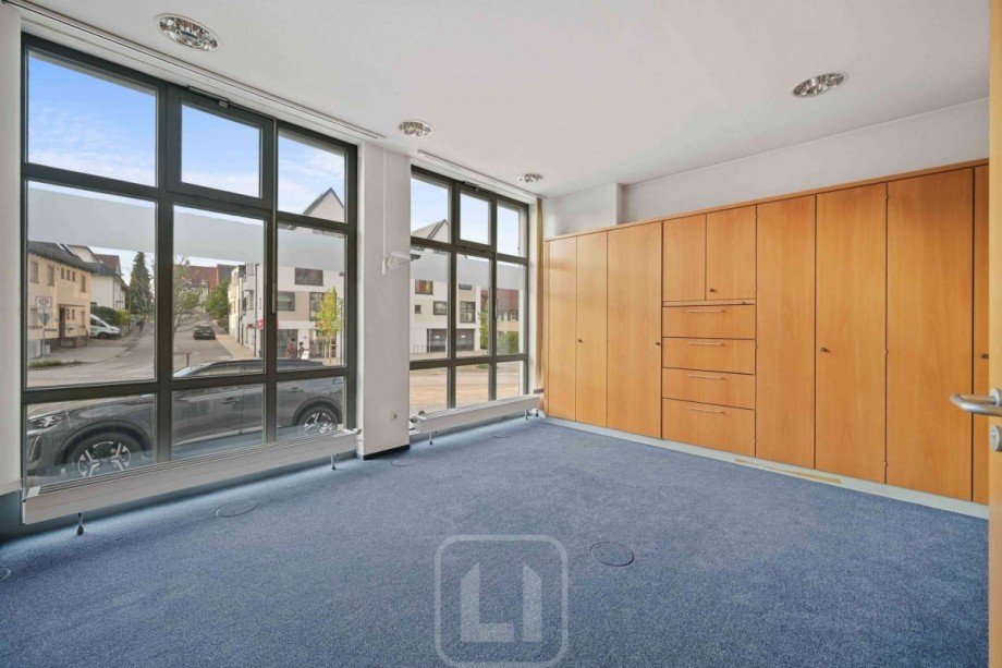 B�ro 1 | Sehr ger�umig B�rofl�che Deckenpfronn