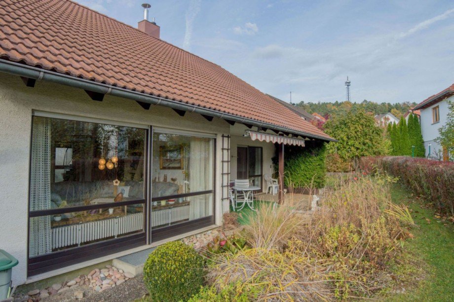 ...und �berdachter Terrasse... Zweifamilienhaus Althengstett