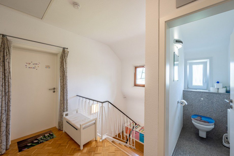Treppenaufgang und Flur DG | Sep. WC Einfamilienhaus Althengstett