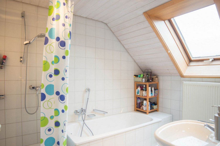 TGL-Bad mit Wanne und Dusche Dachgeschosswohnung Nufringen