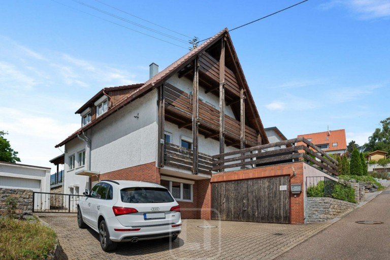 Einfahrt mit Doppelgarage Heimsheim Mehrfamilienhaus Modernisiertes Mehrgenerationenhaus mit ELW | 231 m� Wohnfl�che | 827 m� Grundst�ck