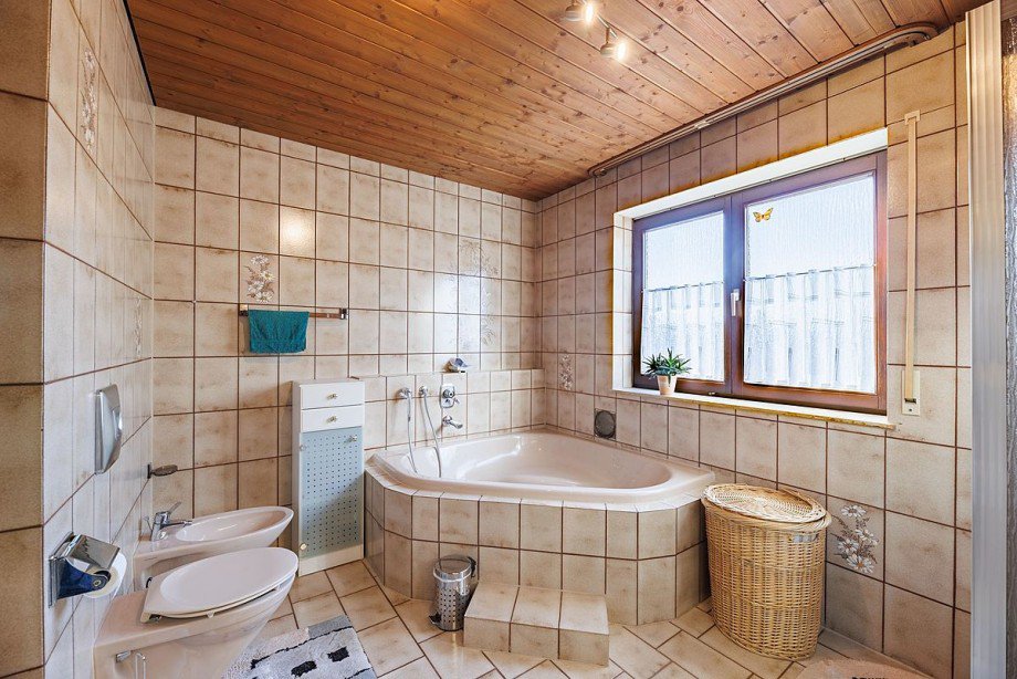 Eckbadewanne, Bidet | WC Mehrfamilienhaus Wildberg-Sch�nbronn