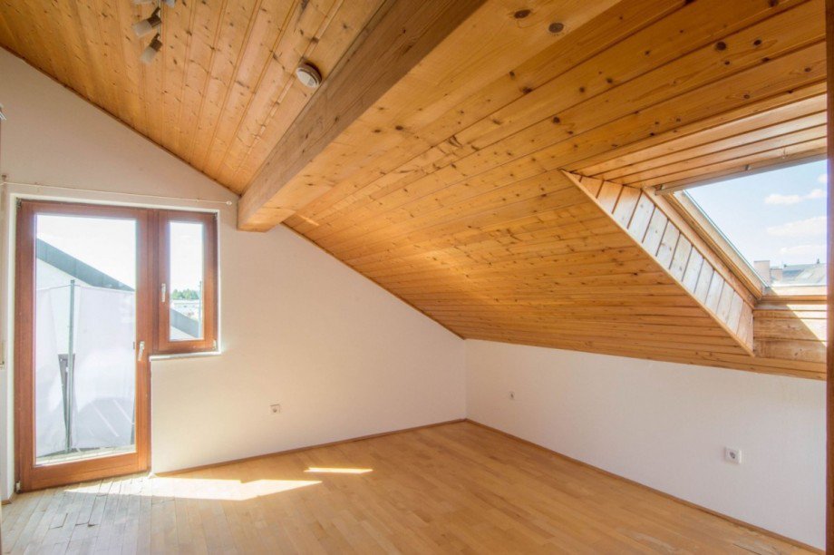 Schlafraum mit Balkonzugang Mehrfamilienhaus Neuhausen