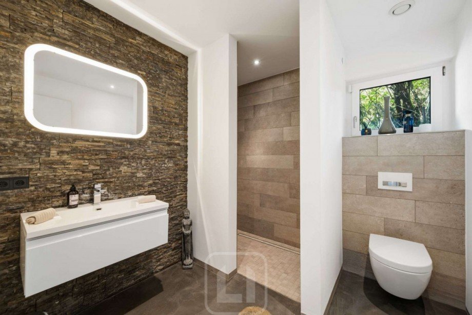 Badezimmer mit Walk-in-Dusche Einfamilienhaus Niefern-�schelbronn