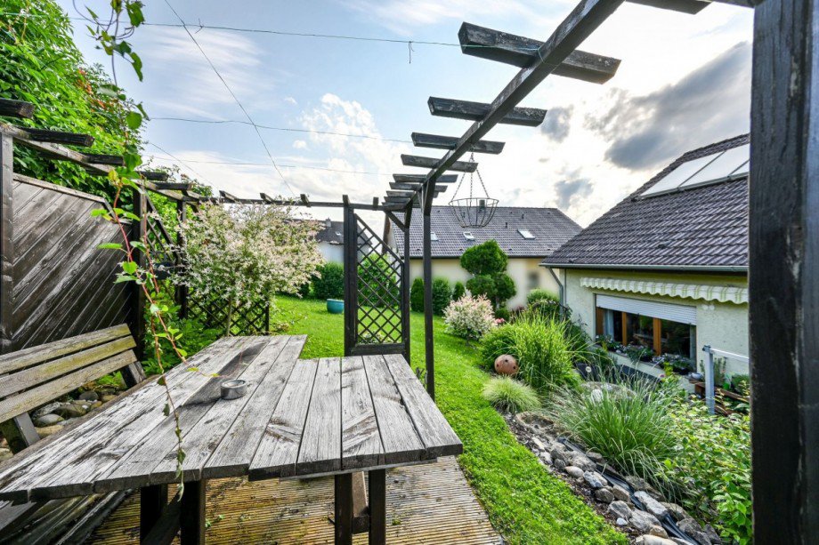 Blick in den Garten Zweifamilienhaus Althengstett