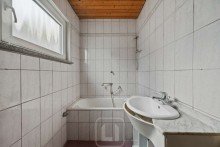 EG | Tageslichtbad Einfamilienhaus mit Charakter, Stadtblick und Potenzial zur individuellen Gestaltung in Calw