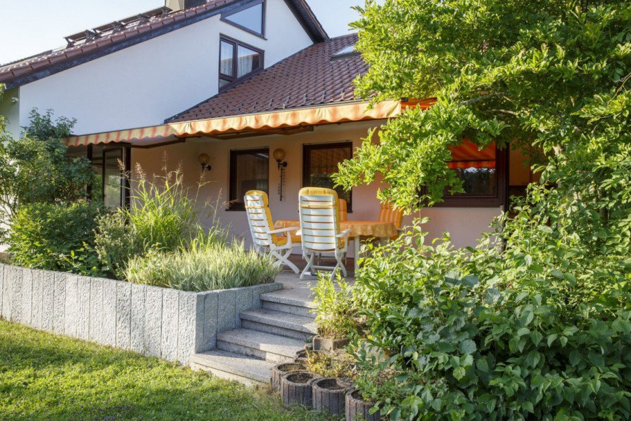 Gepflegte Gartenanlage Zweifamilienhaus Ostelsheim