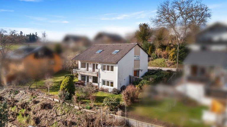 S�dost-Ansicht Altensteig Zweifamilienhaus Zweifamilienwohnhaus voller Charme | Traumhafte Aussicht | Gr�ner Garten | Pure Lebensfreude