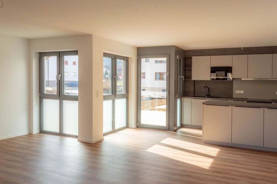 & Glasfronten m. Balkonzugang Erdgeschosswohnung Althengstett
