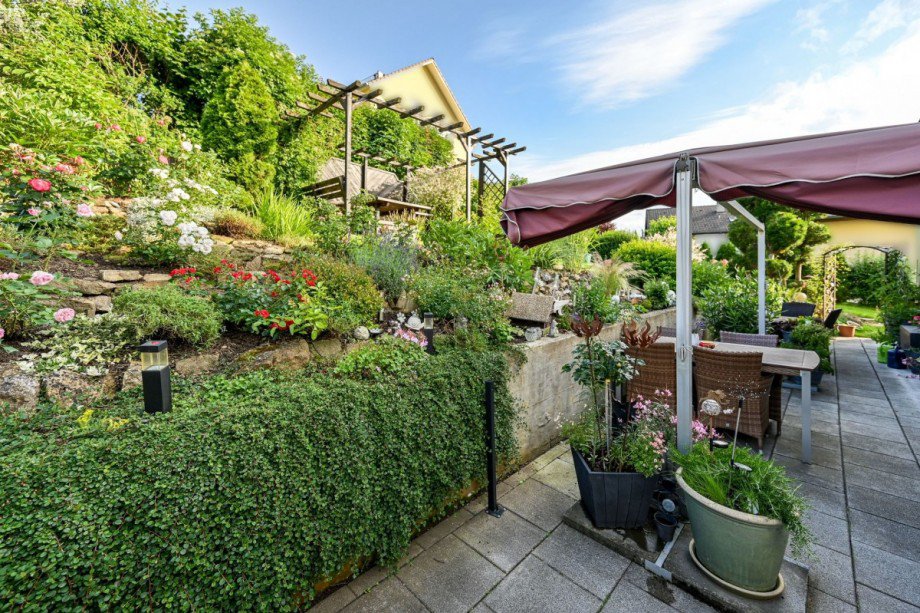 liebevoll angelegter Garten Zweifamilienhaus Althengstett
