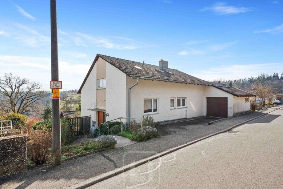 Stra�enansicht Zweifamilienhaus Altensteig