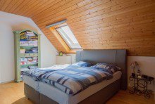 Schlafzimmer mit direktem... Wohnhaus mit gro�em Garten in sch�ner Ortsrandlage | Einliegerwohnung | Doppelgarage