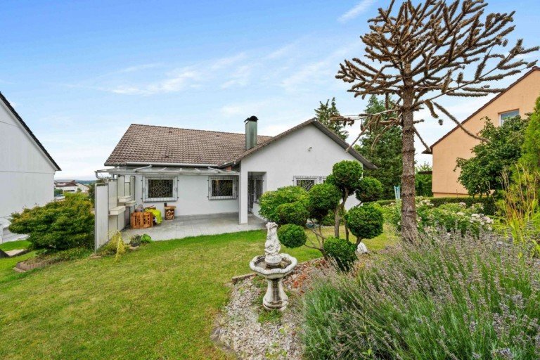 Sch�n angelegter Garten Wiernsheim Einfamilienhaus Wohlf�hloase mit Stil | Einfamilienhaus | 205 m� Wohnfl�che | Traumgarten & Terrasse | 2 Garagen