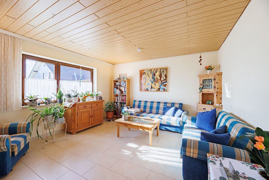 Ger�umiges Wohnzimmer Ansicht 1 Mehrfamilienhaus Wildberg-Sch�nbronn