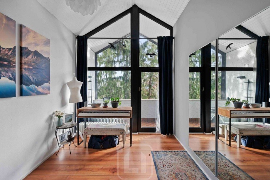 Giebelhohe Fenster mit Ausgang zur Loggia Dachgeschosswohnung Calw