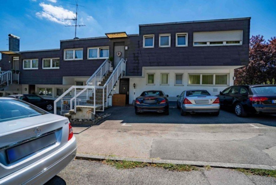 Hauseingang mit Zugang zum Keller Etagenwohnung Stuttgart