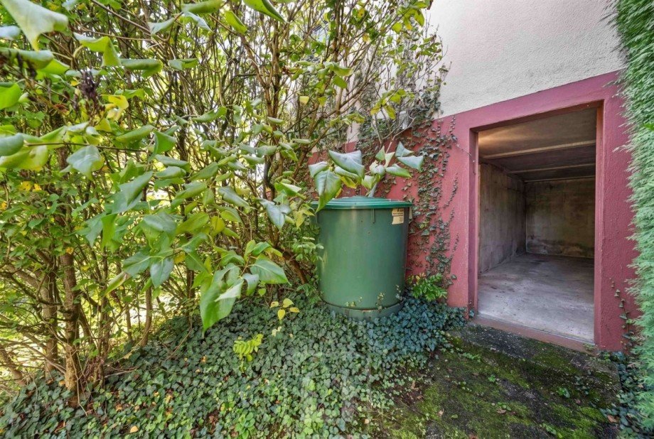 Zugang in unterkellerte Garage Einfamilienhaus Ostelsheim