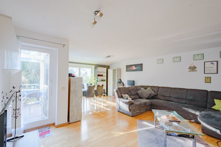 Lichtdurchflutetes Wohnzimmer | Zugang zum Balkon Etagenwohnung Aidlingen