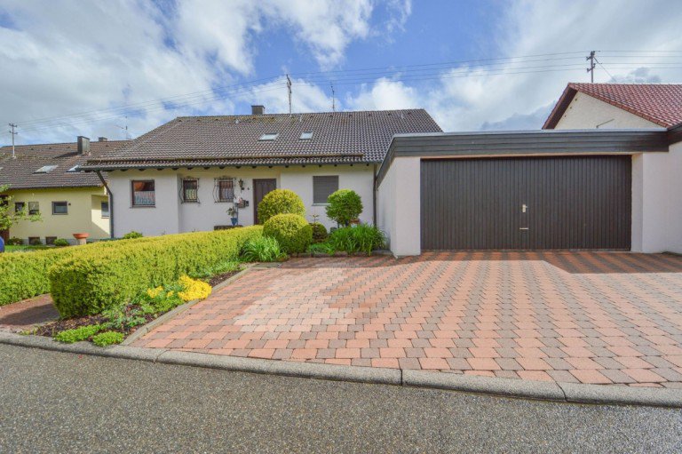 Sch�ne DG-Whg m. Stellplatz Wildberg Dachgeschosswohnung Gro�z�gige DG-Wohnung in ruhiger Lage | Balkon u. Dachterrasse | Stellplatz inkl.