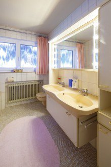 TGL-Bad mit WC... Zweifamilienhaus mit sch�nem Grundst�ck | Sauna | Garten | Terrassen | Doppelgarage