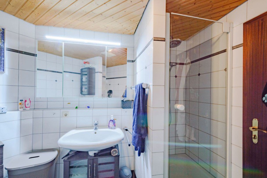 ...und Dusche mit Regendusche Etagenwohnung Aidlingen