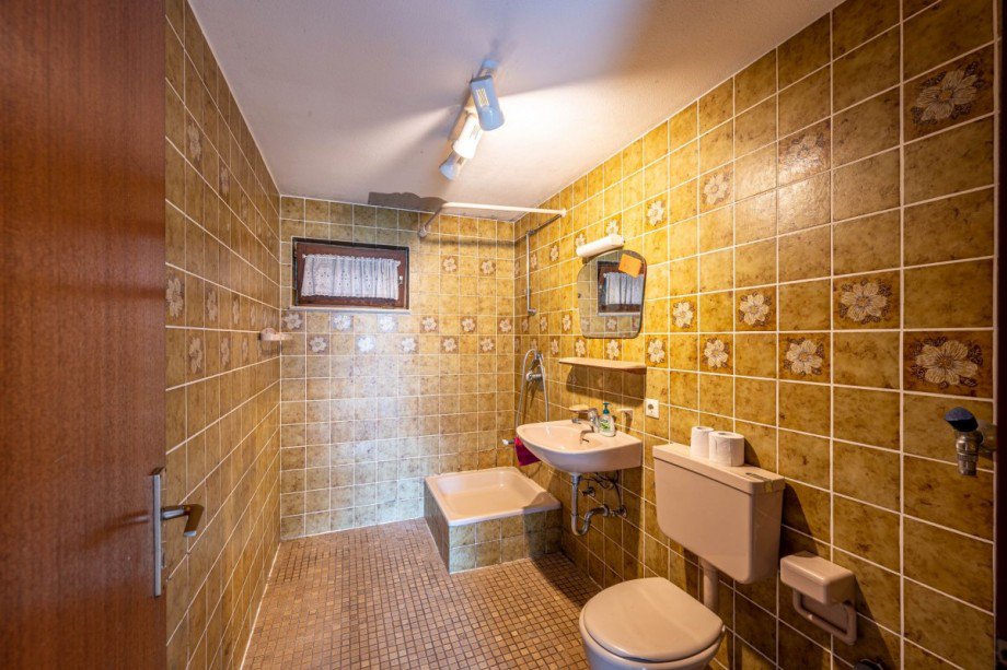Bad ELW mit Dusche und Fensterl�ftung Einfamilienhaus Ebhausen