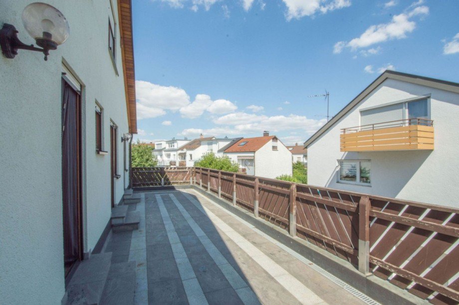 ...und Ostseite Mehrfamilienhaus Neuhausen