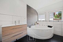 DG Tageslichtbad m. Badewanne, Modernisiertes Mehrgenerationenhaus mit ELW | 231 m� Wohnfl�che | 827 m� Grundst�ck