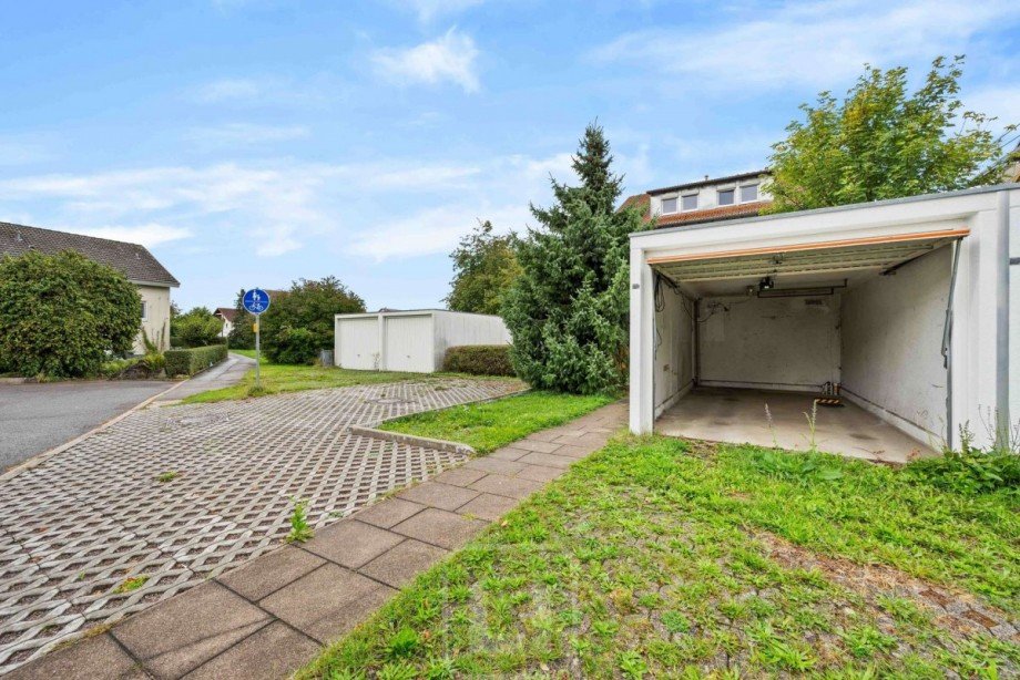 Garage und Stellplatz davor Etagenwohnung Althengstett