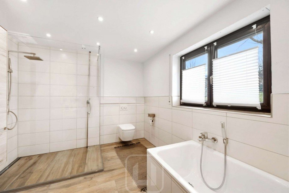 Ger�umige Dusche | Wanne | WC Zweifamilienhaus Ebhausen