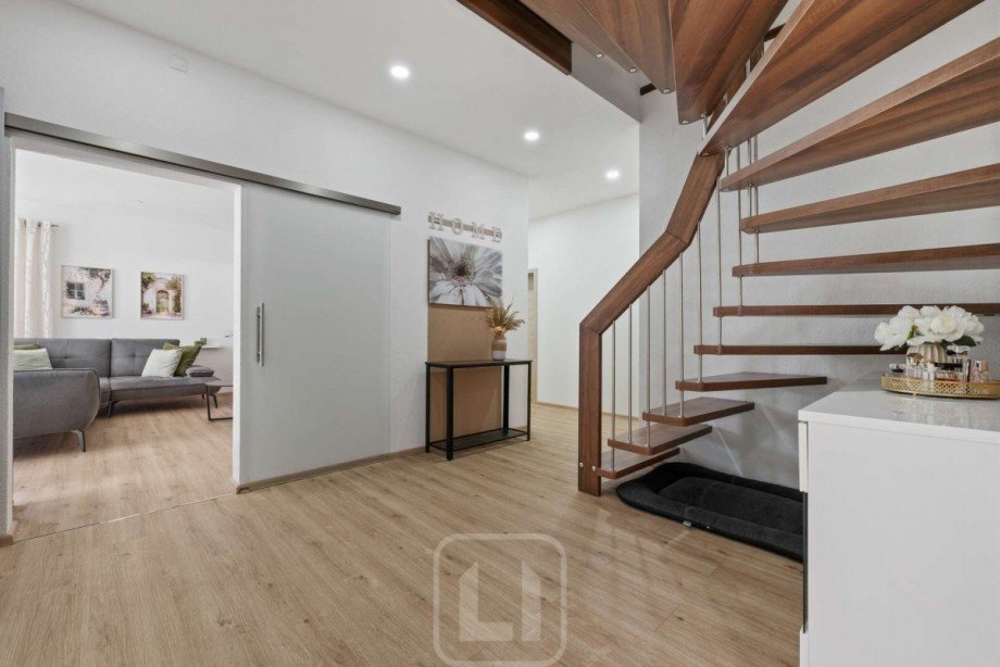 Schiebet�r zum Wohnzimmer | Treppenaufgang Bungalow M�ssingen